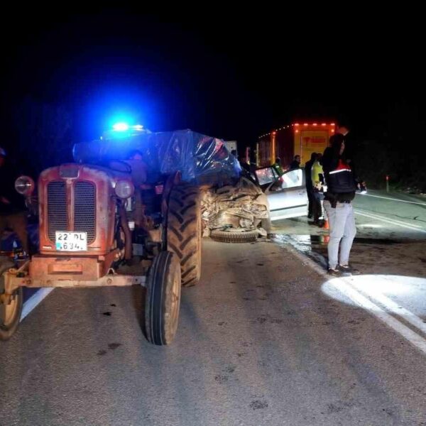 Traktör ile çarpışan otomobilde sürücü hayatını kaybeder-1