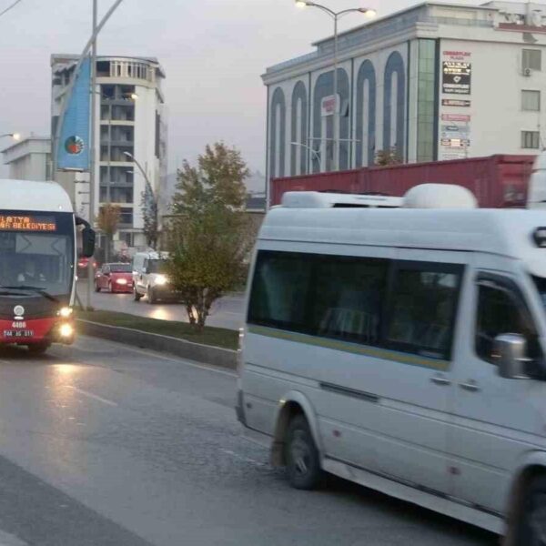 Trambüs kollektörü çocuk kafasına düştü-3