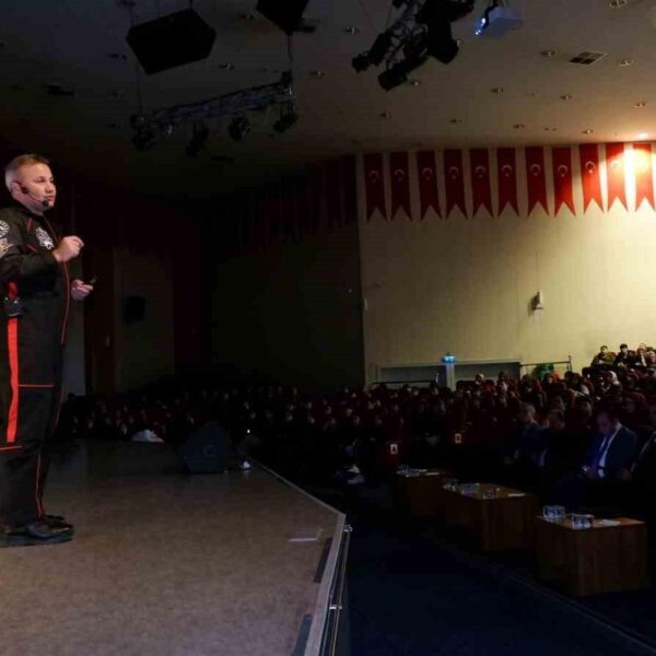 Türkiye'nin ilk astronotu Alper Gezeravcı öğrencilerle Erzurum'da buluştu-1