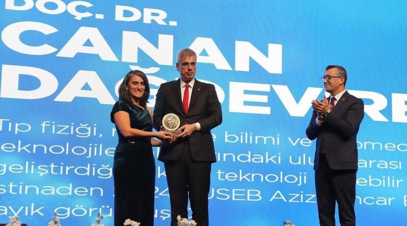 TÜSEB Aziz Sancar Bilim Ödülü Doç. Dr. Canan Dağdeviren’e 1