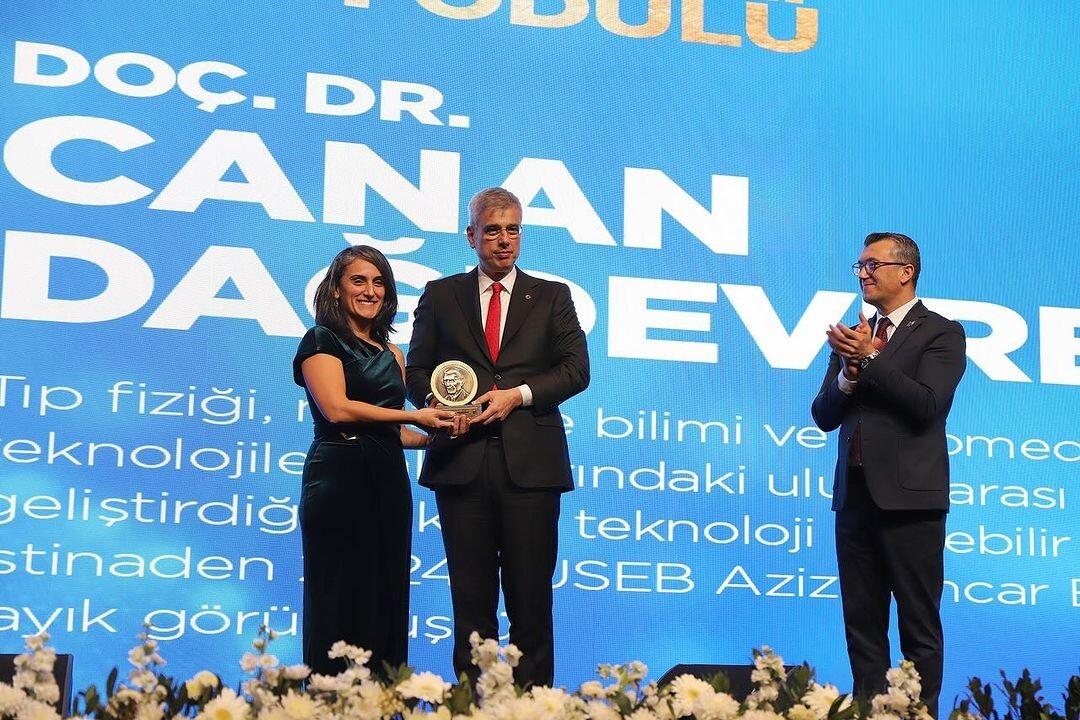 TÜSEB Aziz Sancar Bilim Ödülü Doç. Dr. Canan Dağdeviren’e