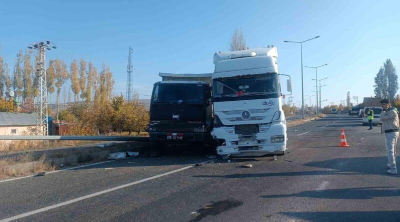 Tuzluca'da Kamyon ile Tır Çarpışması 1