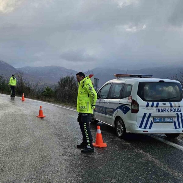 Uçurumdan yaklaşık 25 metre sürüklenen araç-3