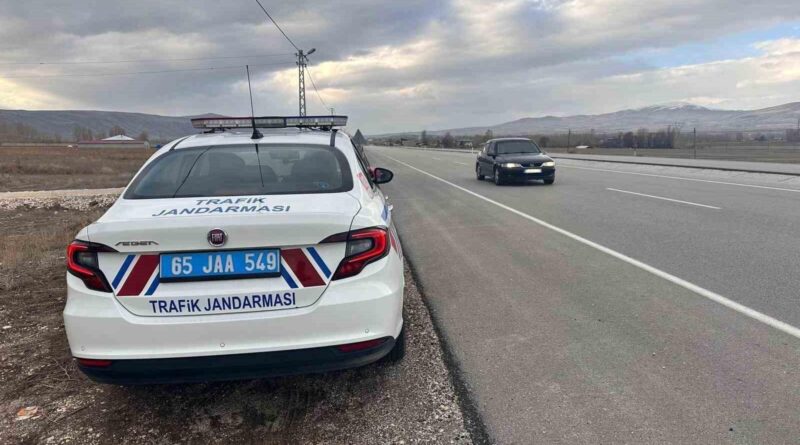 Van'da Jandarma Trafik Denetimleri Sonucu 139 Aracın Trafikten Men Edildiği ve 1,7 Milyon TL İdari Para Cezası Tutarı Tutan Trafik Kontrolleri 1