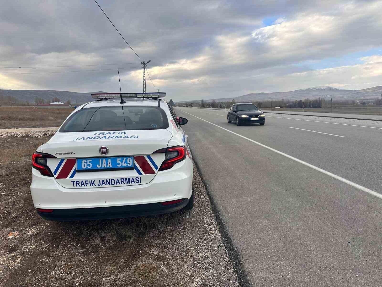 Van’da Jandarma Trafik Denetimleri Sonucu 139 Aracın Trafikten Men Edildiği ve 1,7 Milyon TL İdari Para Cezası Tutarı Tutan Trafik Kontrolleri