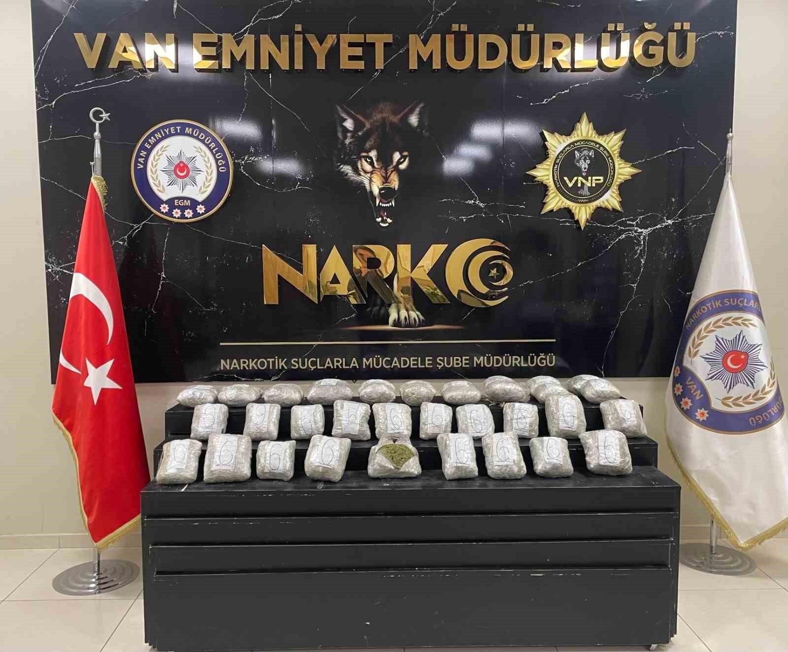 Van Edremit’te Metruk Binada 12 Kilo 900 Gram Esrar Ele Getirildi