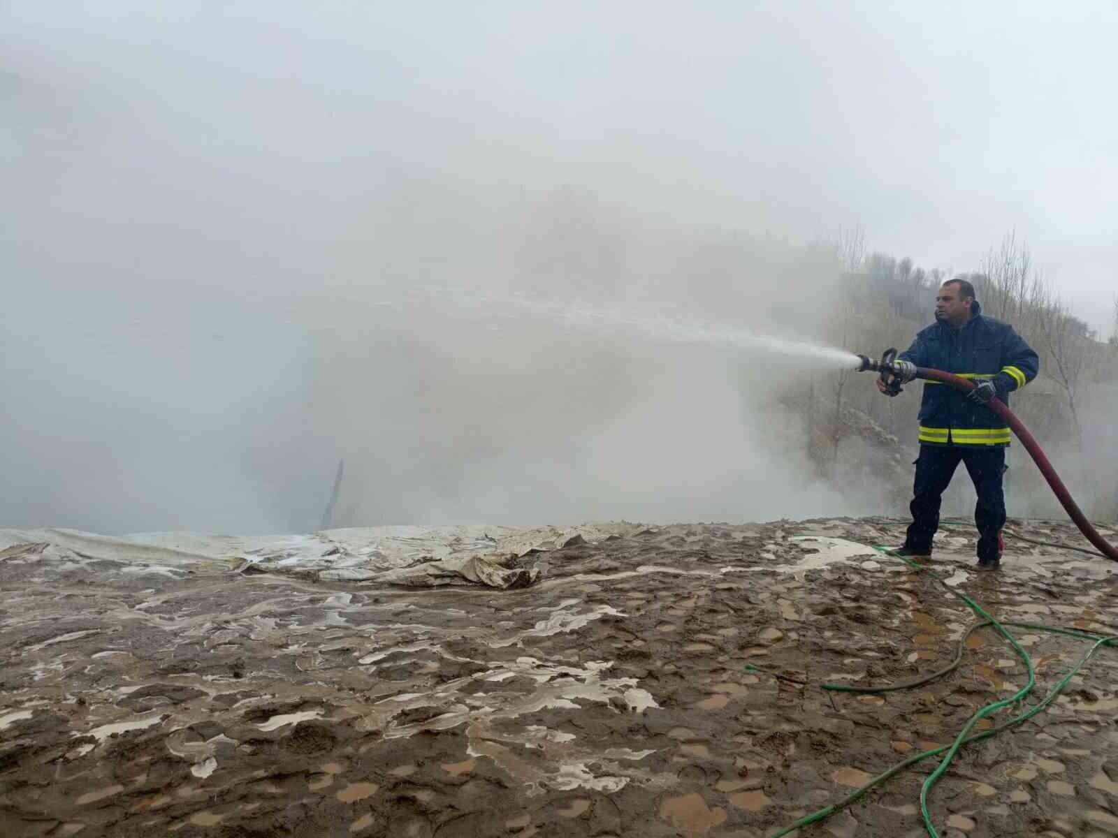 Van Gevaş’ındaki Cumali İpek’in Evi ve Ahırında Çıkan Yangın, Çevreye Sıçrama Yapmadan Söndürüldü