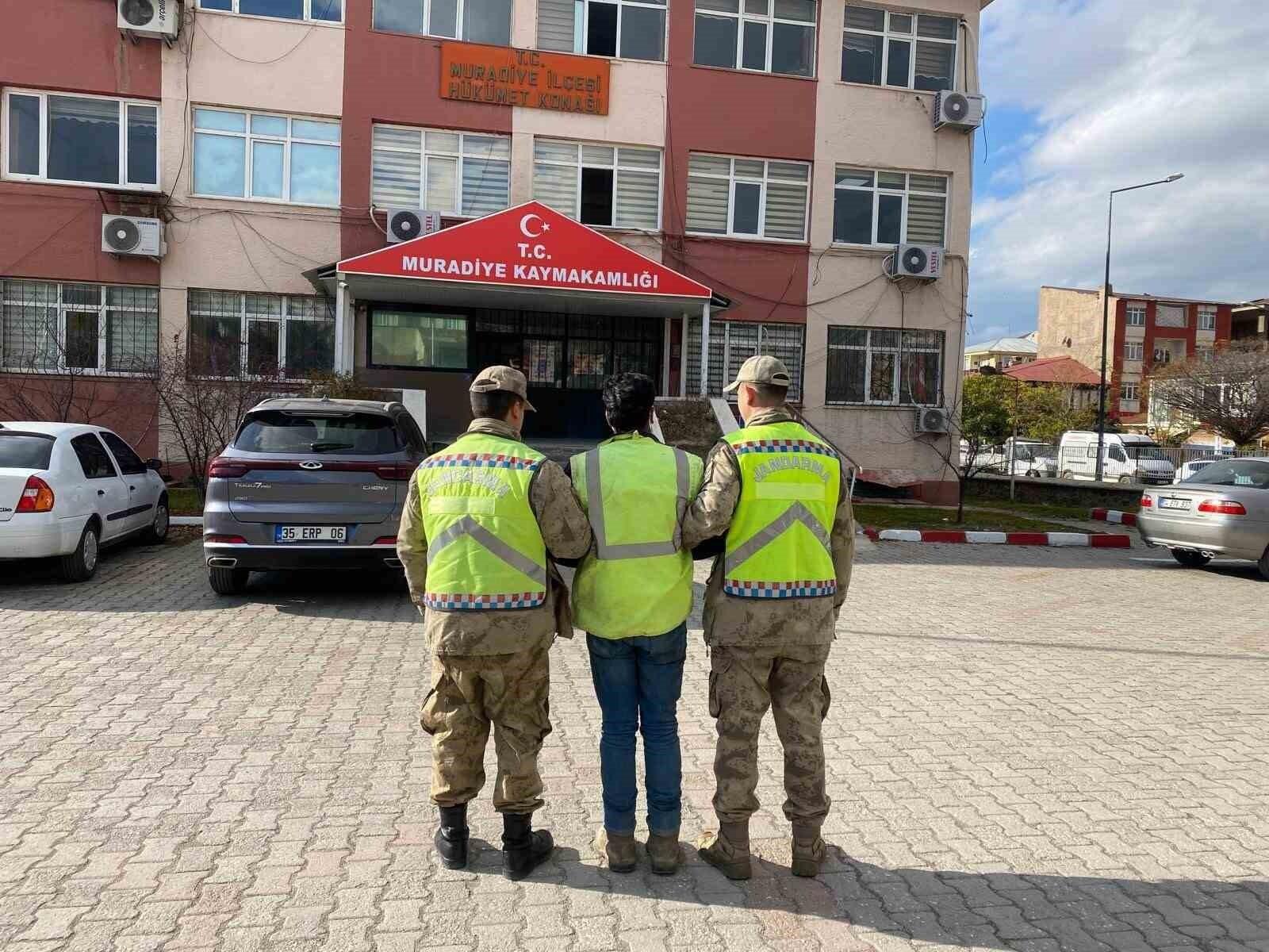 Van Muradiye’nde Jandarma 4 Düzensiz Göçmeni Yakalayıp 1 Organizörü Tutukladı