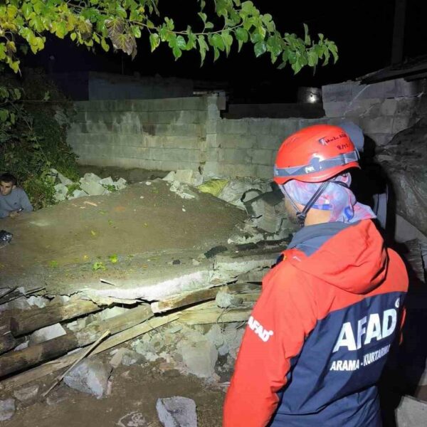 Yağış nedeniyle çöken bina enkazında yaralanan vatandaşlar-2