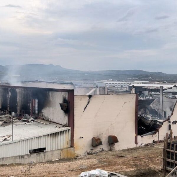 Yangın sonrası kül olan mobilya imalathane-1