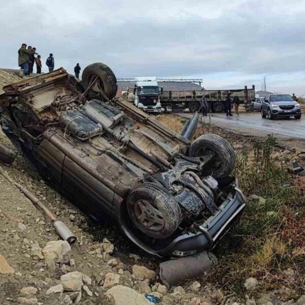 Yaralı Sürücü Trafik Ekipleri Tarafından Yardım Alıyor