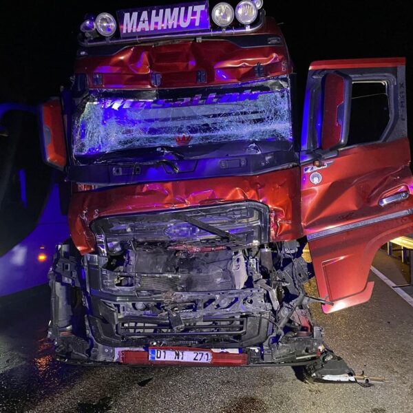 Yaralı sürücüler ambulans ile hastaneye kaldırılıyor-3