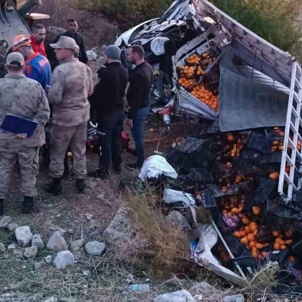 Yaralı T.Ç. ambulansla hastaneye kaldırılıyor-2