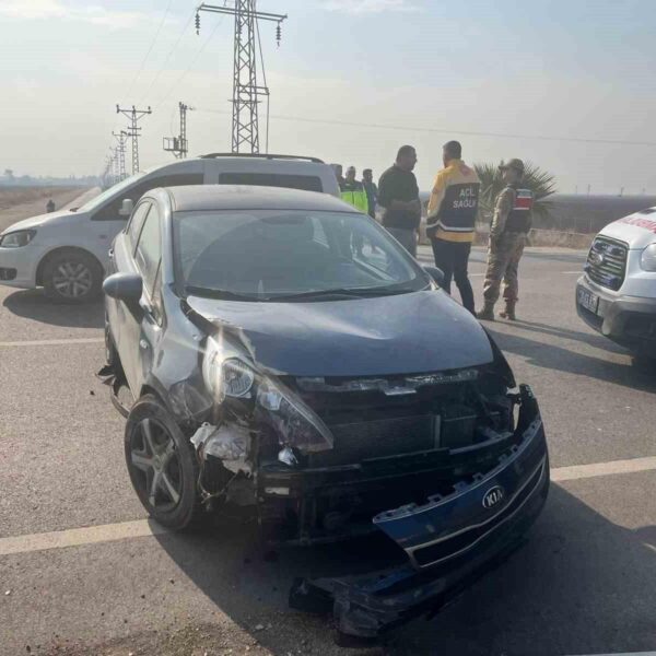 Yaralılarla dolu bir ambulance kazadan ayrılır