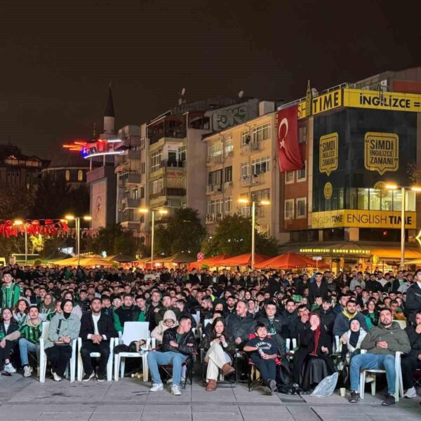 Yasak engel olamadı: Kocaelisporlular dev ekran başında coştu
-10