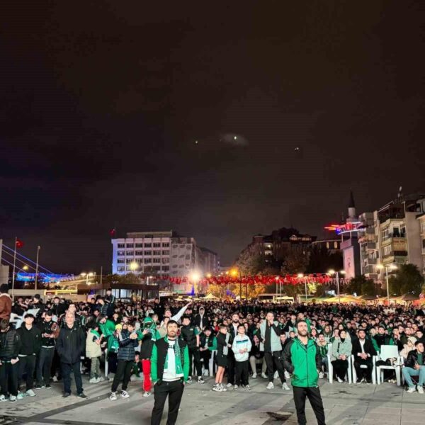 Yasak engel olamadı: Kocaelisporlular dev ekran başında coştu
-12