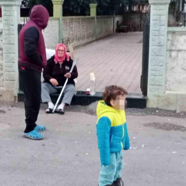 Yaşlı bir kadın ve torunları, evlerinden çıkarıldı-6