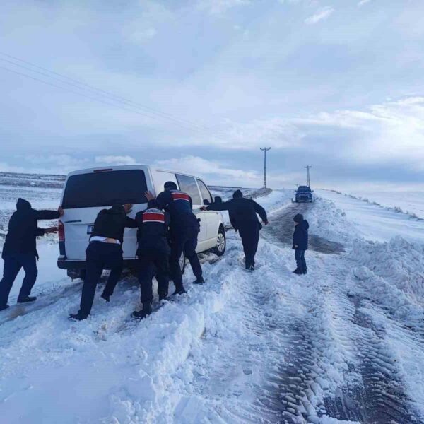 Yozgat'ta kar kalınlığı 50 santimetreye ulaştı-3