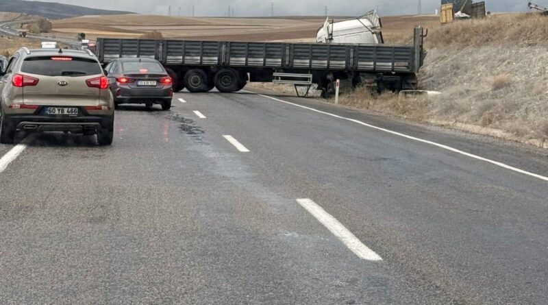 Yozgat'ta yağışlı havanın etkisiyle tır şarampole kaydı 1