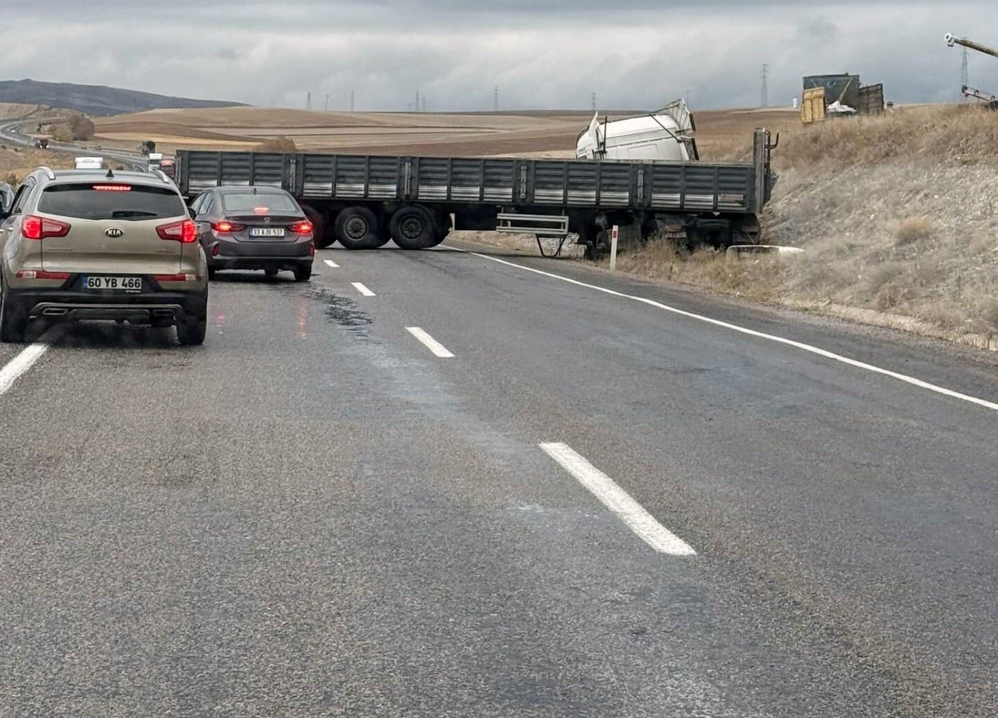 Yozgat’ta Yağışlı Havanın Etkisiyle Tır Yolun Ortasına İndi