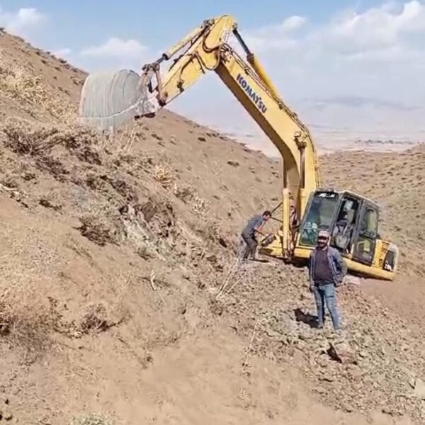 Yüksekova’nın köylerinin yol ve su kanalları yenileniyor
-14