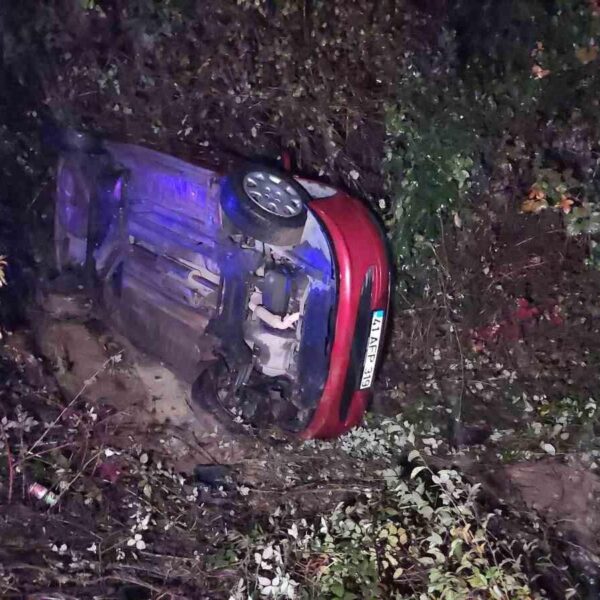 Zonguldak'ta su kanalına devrilen otomobil-1