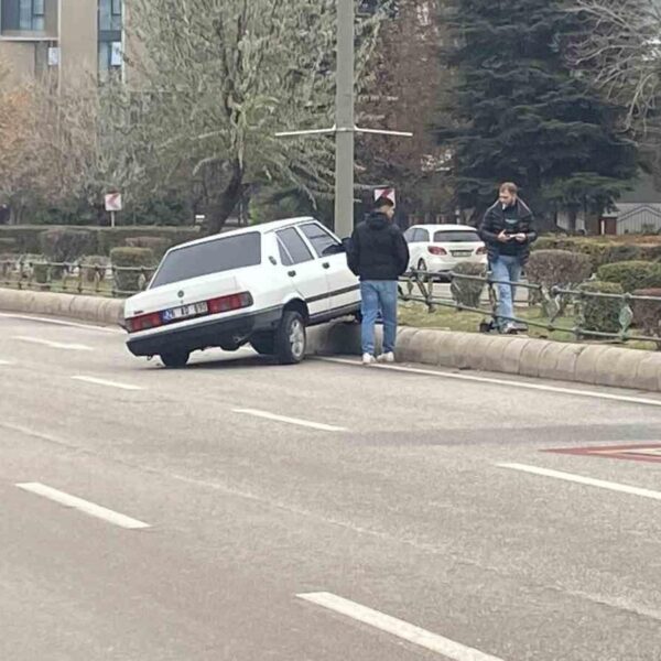 26 AD 690 plakalı Fiat Tofaş araç refüje yolu ortasındaki bariyerlerden dolayı