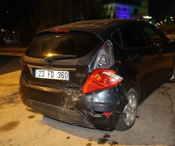 3 araçla oluşan zincirleme trafik kazası olay yerinde-2