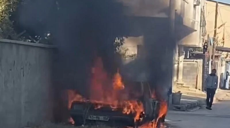 Adana Yüreğir'de Tofaş parkta yanarak demir yığınına döndü 1