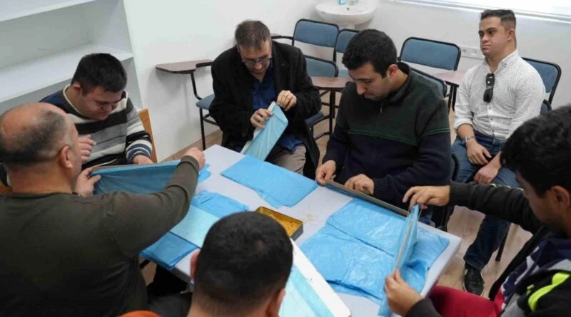 Adıyaman Belediyesi Toplum Merkezi'nde Özel Gereksinimli Öğrenciler Galoş Üretimi Yapıyor 1