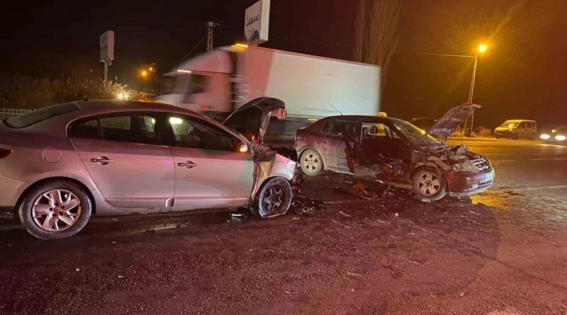 Adıyaman'da İki Otomobil Çarpışması: 5 Kişi Yaralandı 1