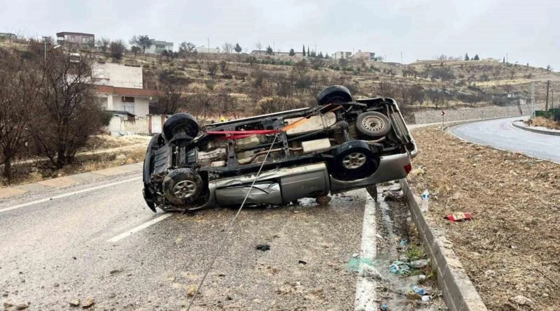 Adıyaman'ın Besni İlçesinde Kamyonet Takla Attı, Sürücü Yaralandı 1