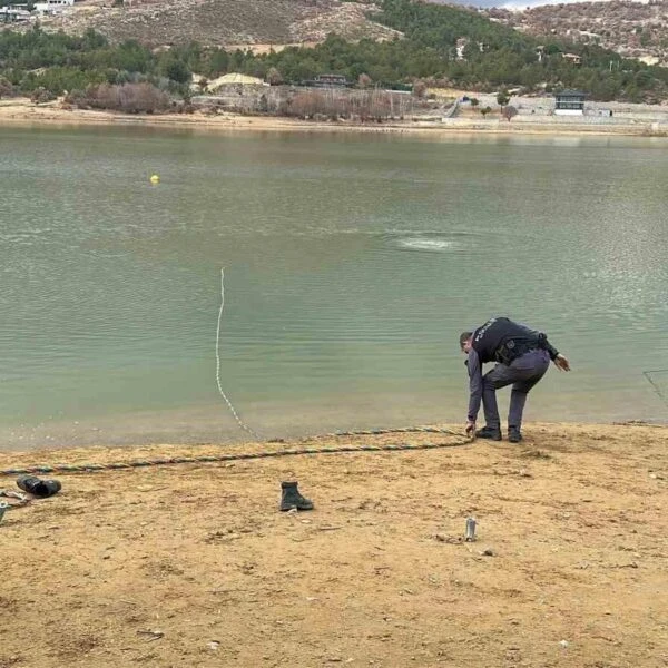 AFAD ve Jandarma Ekipleri Gölet İçi Arama Çalışmalarını Gerçekleştiriyor-6