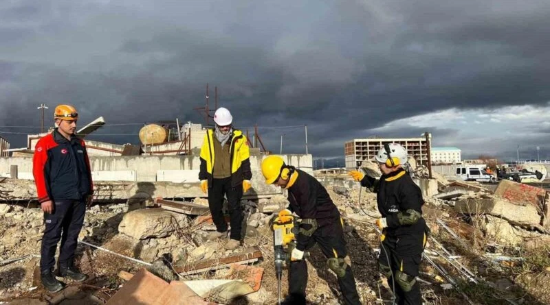 Afyonkarahisar'da ANDA ve AFSÜ İş Birliğiyle Hafif Arama Kurtarma Eğitimi Tamamlandı 1