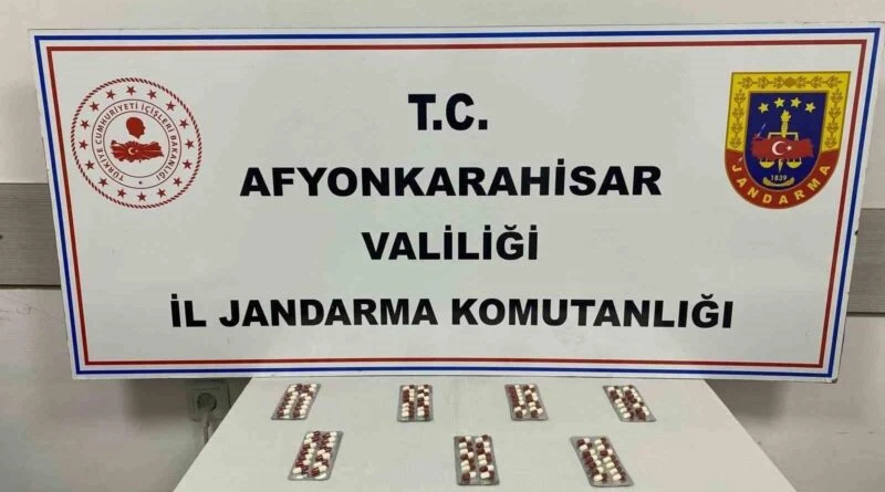 Afyonkarahisar'da Jandarma A.O.Ö. Üzerinden 98 Sentetik Eca Hap Ele Geçirerek Uyuşturucu ile Mücadele 1