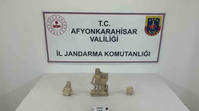 Afyonkarahisar Çobanlar'da arabasında 3 adet Roma heykeli ele geçirildi 1