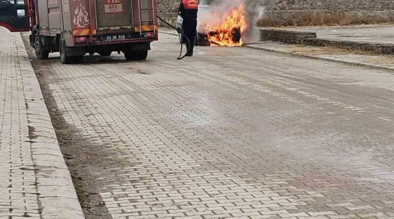 Afyonkarahisar Şuhut'ta Tofaş Marka Otomobil Park Halinde Yanar, İtfaiye müdahale eder 1