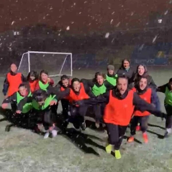 Ağrı Aile ve Sosyal Politikalar Gençlik ve Spor Kulübü Kadın Futbol Takımı kar yağışında antrenman yapıyor-3