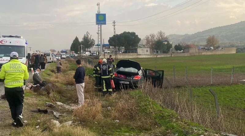 Akraba Düğüne Giden Ailenin Otomobili Kazada Hurdaya Dönüştü, 4 Kişi Hayatını Kaybetti 1