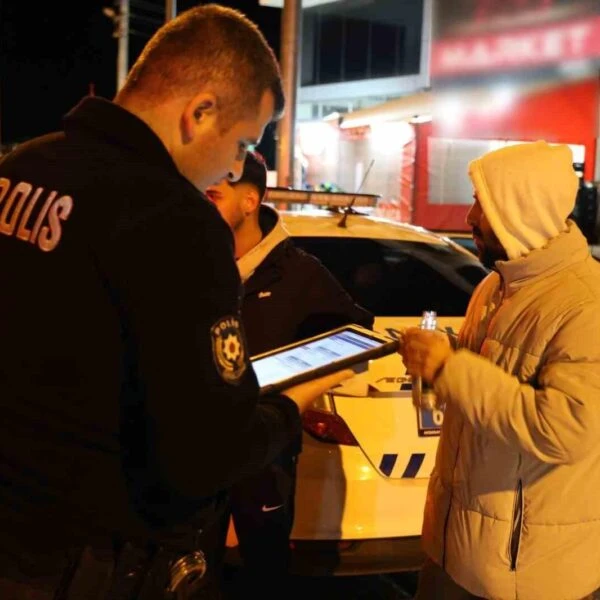 Aksaray'da alkollü araç kullanmaktan yakalanan sürücüye ceza ve ehliyet el konuldu-1