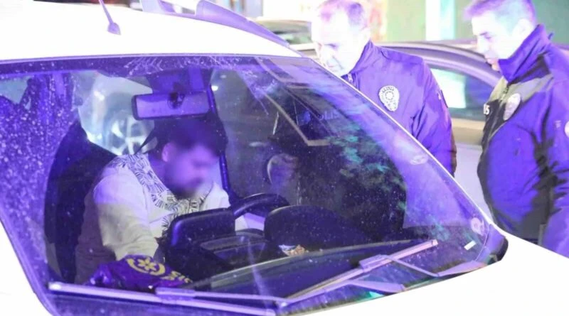 Aksaray'da Alkollü Sürücü Polisleri Azarladı ve Araca Kilitlendi 1