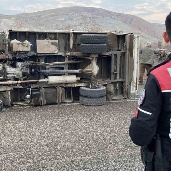 Aksaray'da demir yüklü kamyonet yola devrilir-4