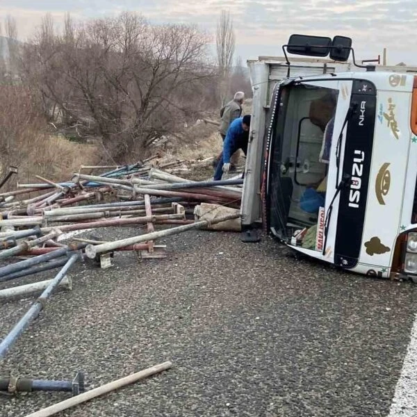 Aksaray'da demir yüklü kamyonet yola devrilir-7