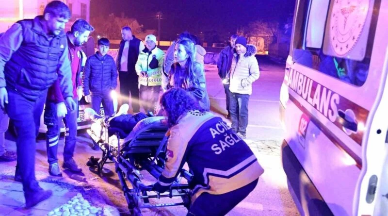 Aksaray'da Sürücü Araca Çarpmaktan Kurtuldu, Kontrolden Çıkan Arabası Refüje Çarptı 1