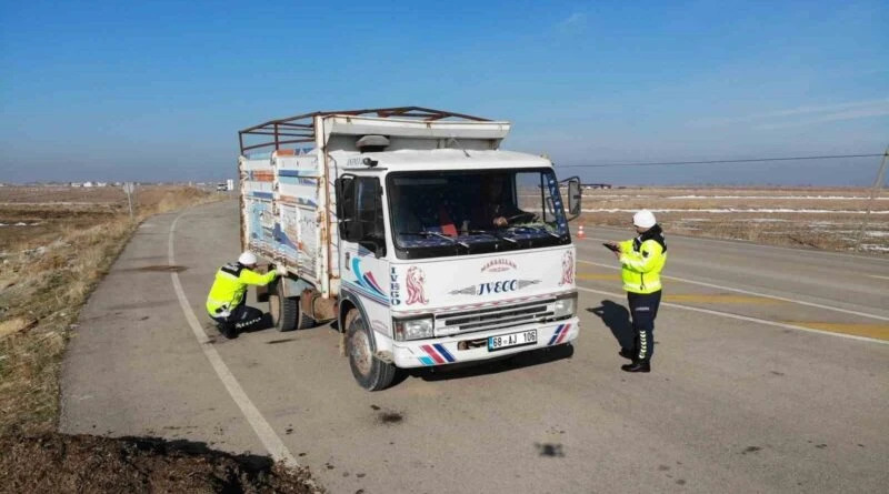 Aksaray'da Trafik Jandarması Ticari Araçlarda Kış Lastiği Denetler 1