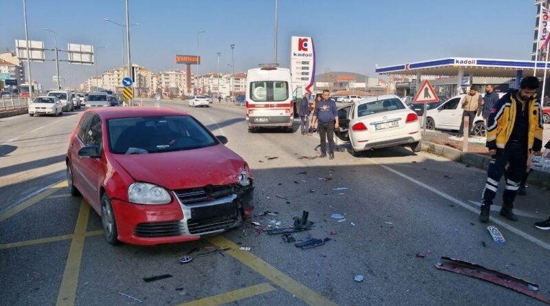 Aksaray’da Çarpışan İki Arabanın Sonucunda 1 Çocuk 2 Kişiyi Yaralayan Trafik Kazası 1