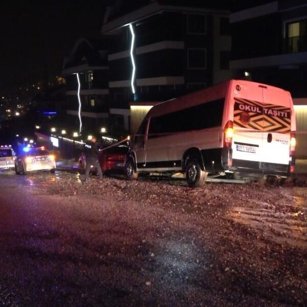 Alanya'nın Küçükhasbahçe Mahallesi'nde yağmur sonucu yol çökmesi-5