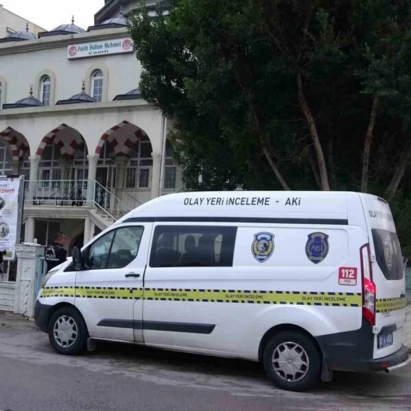 Antalya'da cami avlusunda ölü bulunan şahıs-1