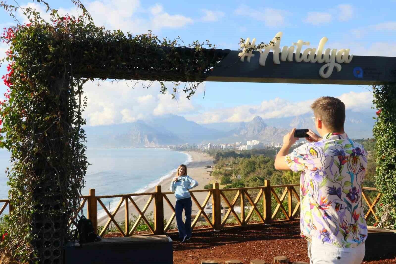 Antalya’da Turuncu Kod Uyarısı Verilirken, Konyaaltı Deniz Su Sıcaklığı Havanın Üstünde Kalıyor