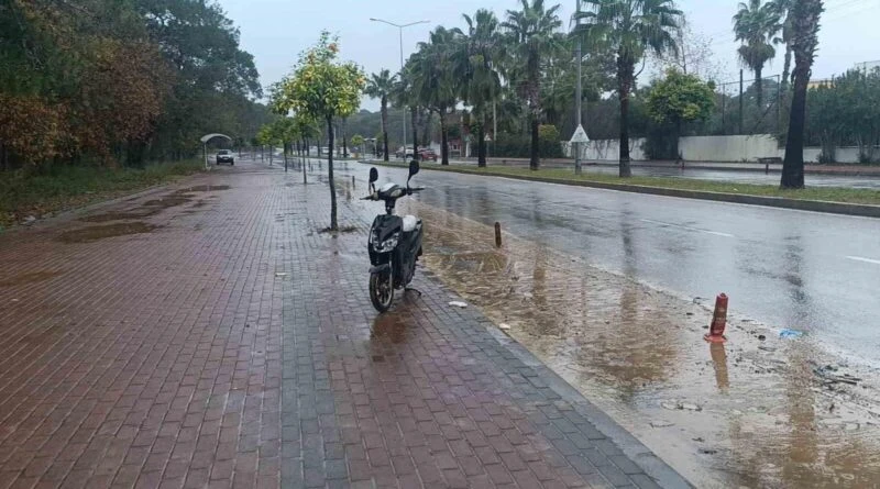 Antalya Manavgat'ta Yağmur Sularından Kaygan Yol Düşmesi Sonucu Melike Şengül Yaralandı 1